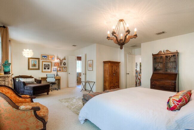 Large master with desk - 4131 Travis Country Cir