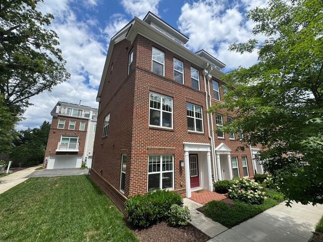 Luxurious 4 Bed 3.5 Bath End-Unit Brick To... - Luxurious 4 Bed 3.5 Bath End-Unit Brick To... House