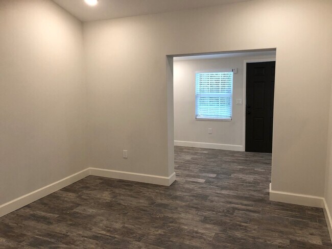 Building Photo - Remodeled & Updated 1/1 House Located in W...