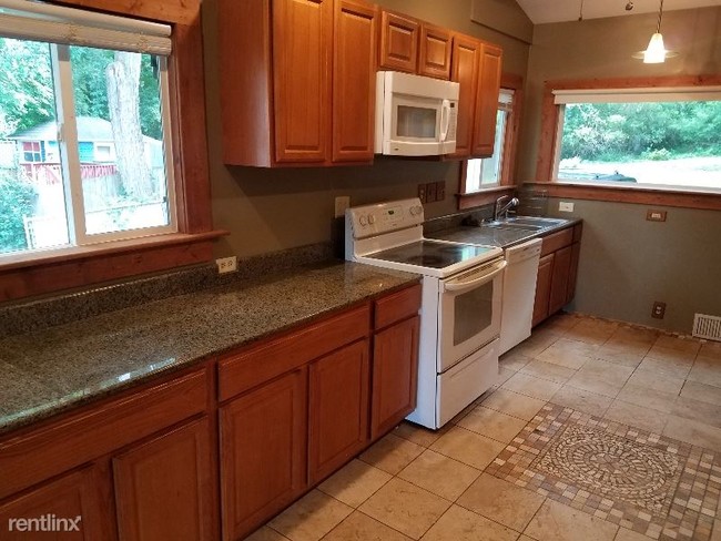 Building Photo - 5 br, 1.5 bath House - 220 Valley Drive