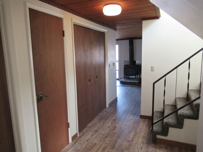 Building Photo - 3 Bedroom Duplex on the River!