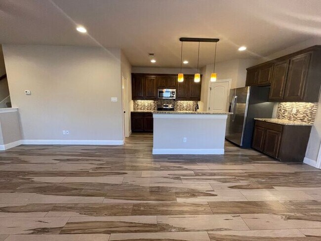 Foto del edificio - 3BD/2.5BA Benbrook Townhome – 9-Ft Ceilings, Granite Kitchen, Walk-In Master Shower, Attached Gar...