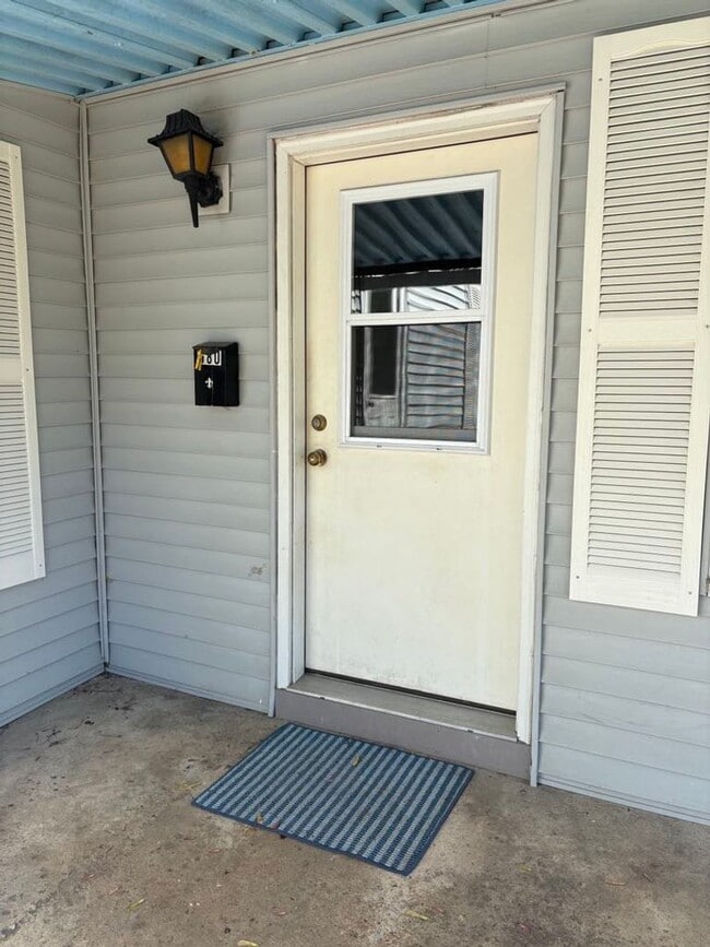 Building Photo - SPACIOUS 4 BEDROOM HOME READY FOR YOU