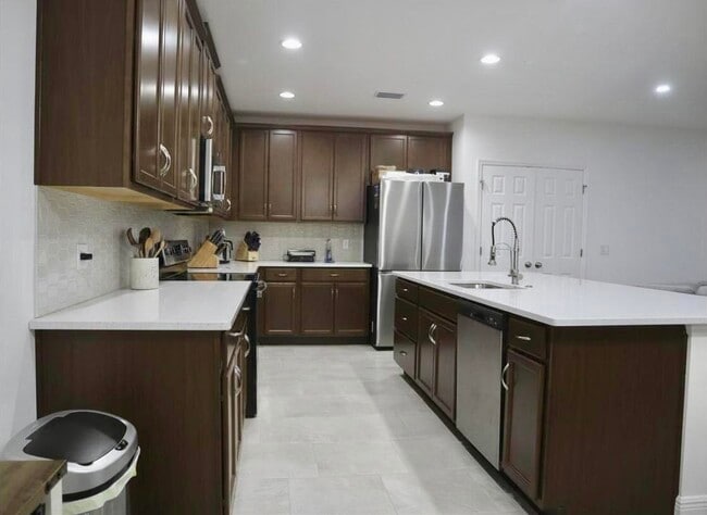 Building Photo - 260 Hamlet Lp