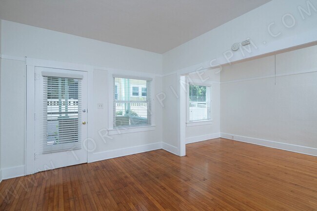 Foto del edificio - Charming 1 BR with AC in Bankers Hill with Onsite Laundry
