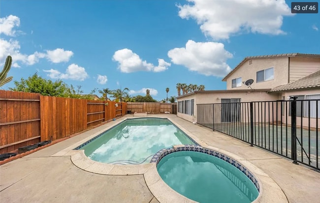 Foto del edificio - 13786 Sylmar Dr