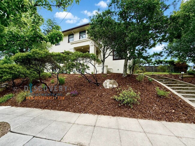 Foto del edificio - Comnig Soon! Coveted Traditional Piedmont Home