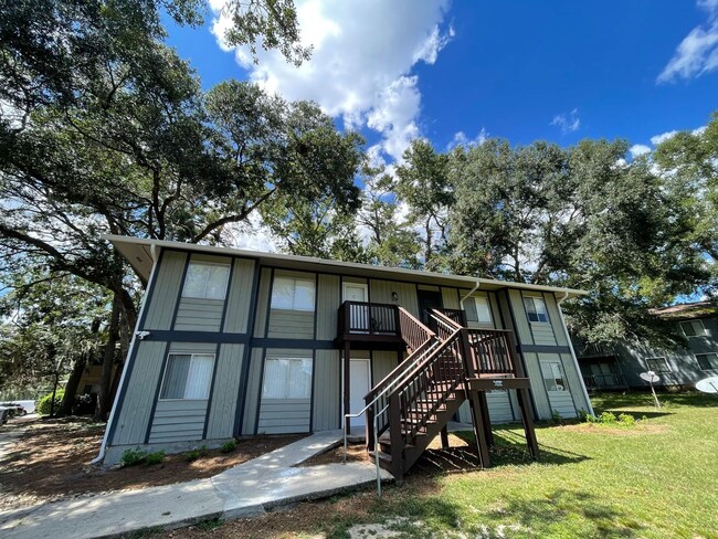 Building Photo - Completely renovated 2/1 on Golf Course!