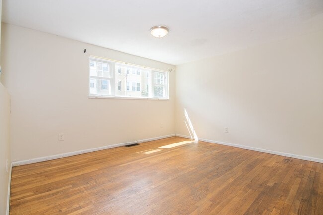 Building Photo - Massive 5 Bed / 3 Bath Townhouse w/ Parking + Laundry | 2,200 Sq Ft | Allston | 9/1/2026