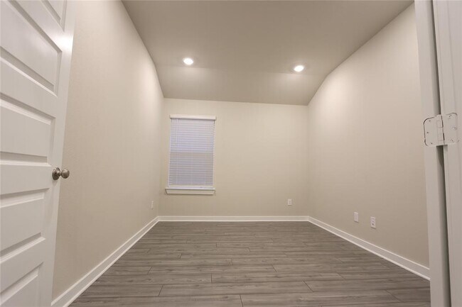 Building Photo - 6926 Lebec Dr