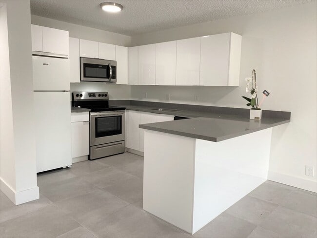 Building Photo - 8005 Lake Dr