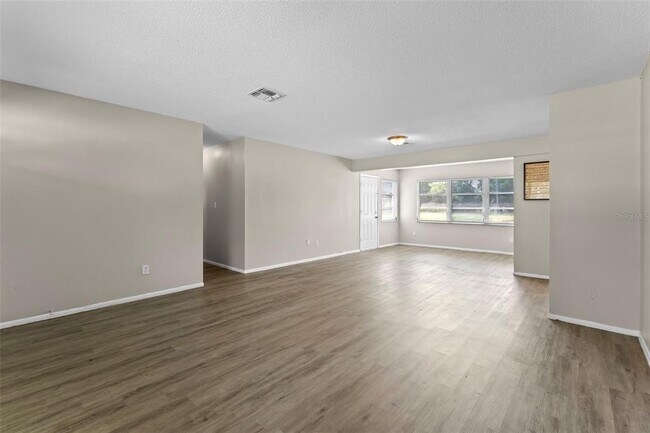 Foto del edificio - 4584 Kirkland Blvd
