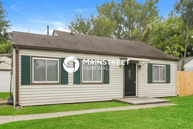 Building Photo - 2 Bedroom Pet-Friendly Home in Indianapolis, IN with Main Street Renewal