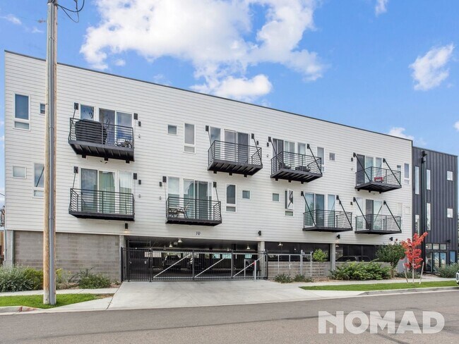 Foto del edificio - Top Floor Corner Unit 1 Bedroom Condo in S...