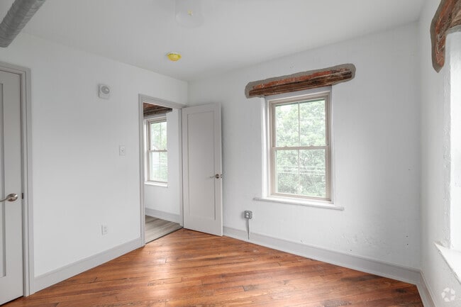 2BR, 1BA - 705SF - Bedroom - 103 Quaker Safety