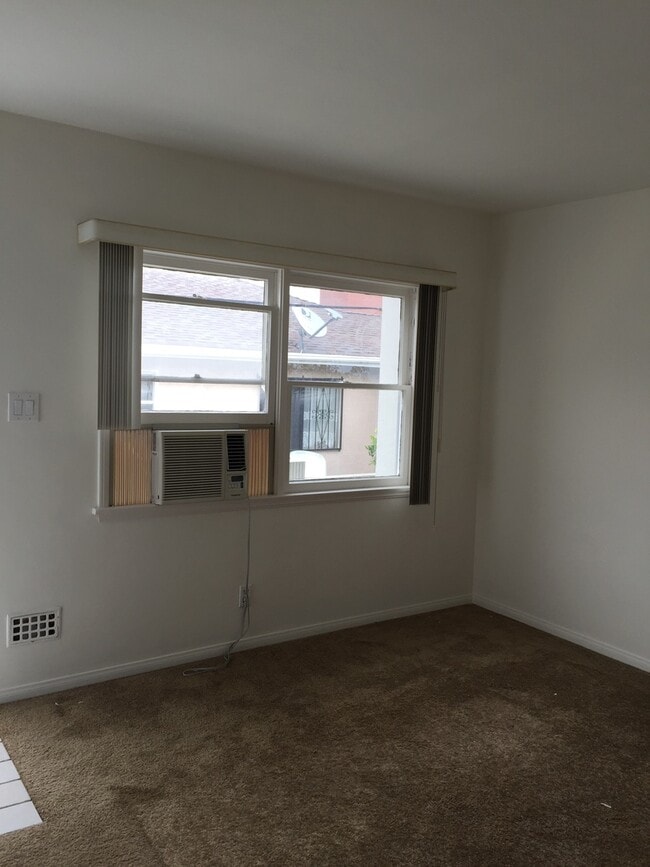 Building Photo - 813m