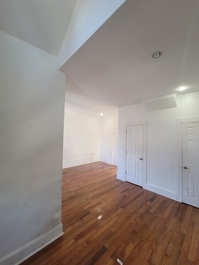 Building Photo - 164 Standish St