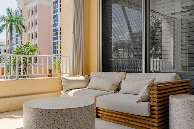 Foto del edificio - 725 Crandon Blvd