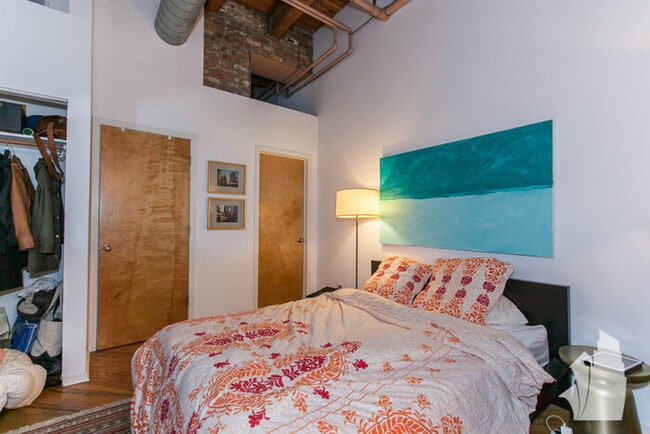Building Photo - Stunning West Loop Timber Loft (with parki...