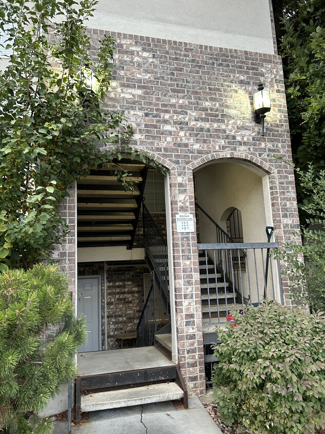 Primary Photo - 1633 Grandview Ln