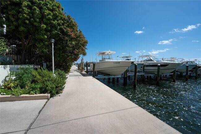 Building Photo - 1925 Brickell Ave