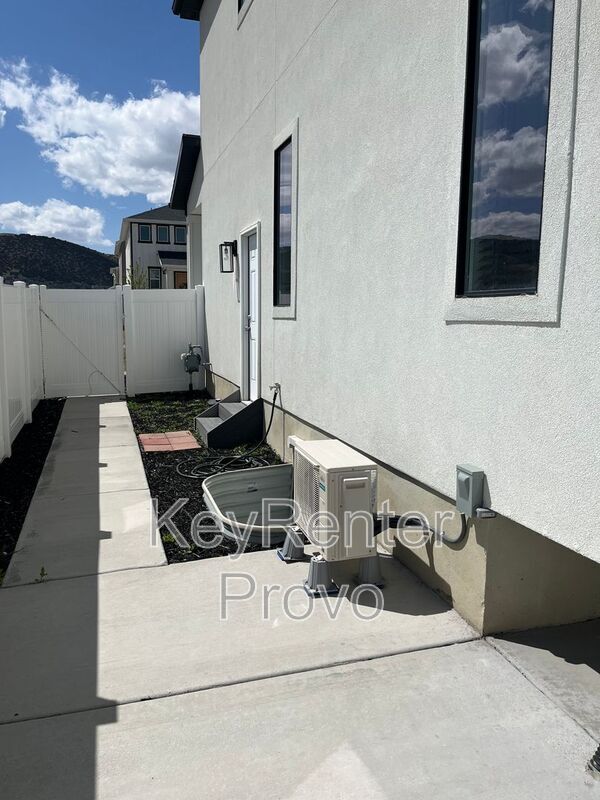 Building Photo - 4724 E Lk Cor Dr