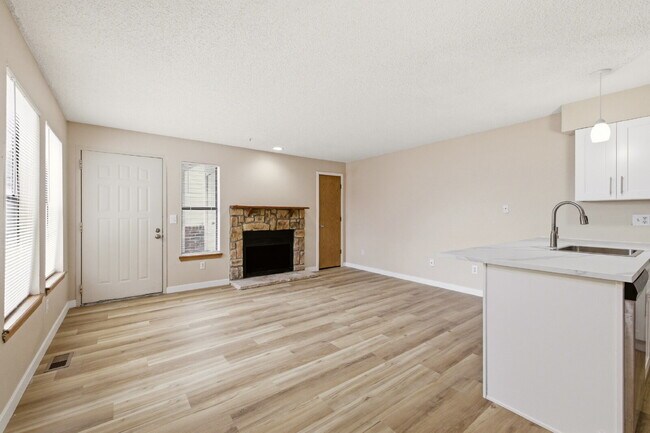 Foto del edificio - Spacious 1-Bedroom Condo in Aurora with Community Amenities