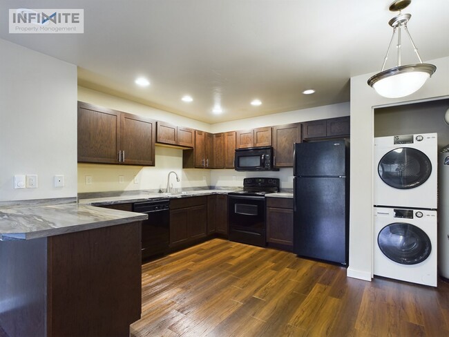 Foto del edificio - Cute As A Button 2 Bedroom Condo on Baxter Lane!