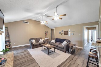 Building Photo - 722 Pickford Dr