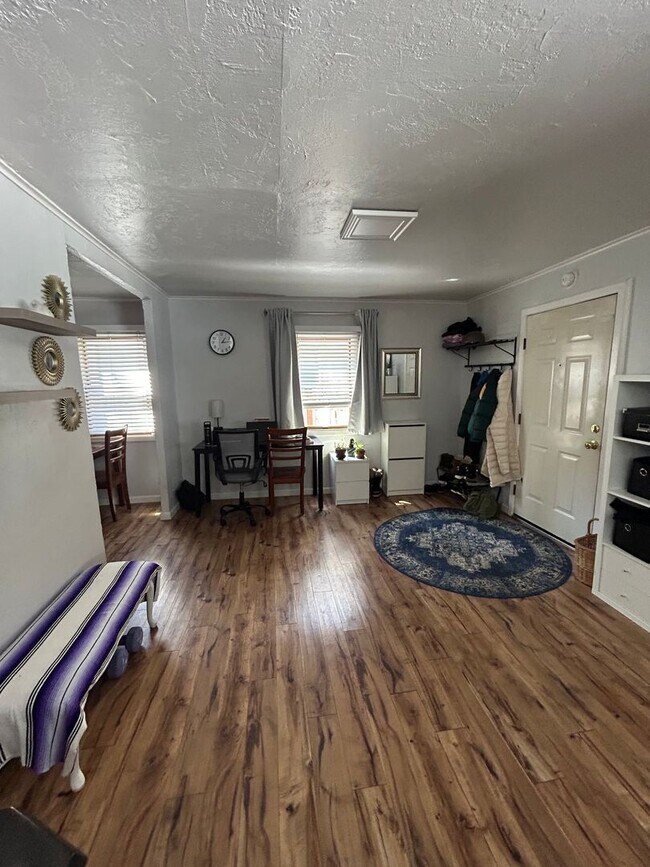 Building Photo - Spacious 1 Bedroom House with Covered Park...