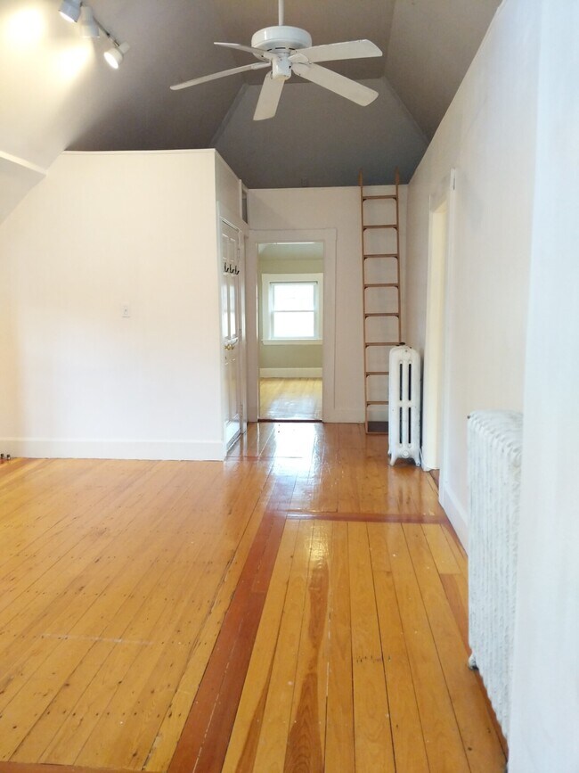 *Las imágenes son muestras representativas de la unidad anunciada. En algunos casos, las unidades reales que visita... - 183 Babcock St