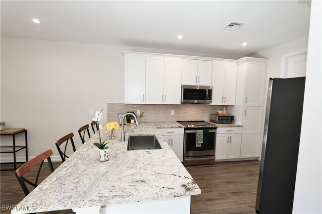 Foto del edificio - 7352 Rockefeller Dr