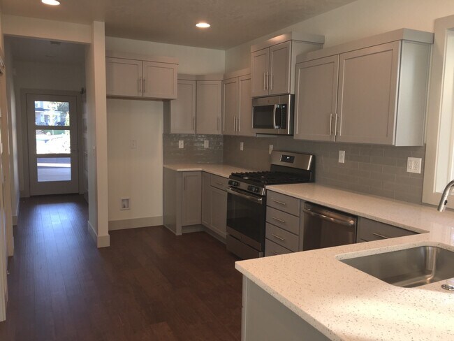 Foto del edificio - 3 Bedroom / 2 Bathroom Home in SE Bend