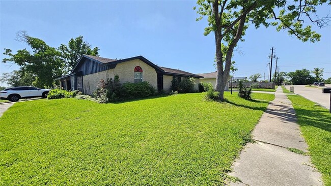 Foto del edificio - 8103 Royalwood Dr