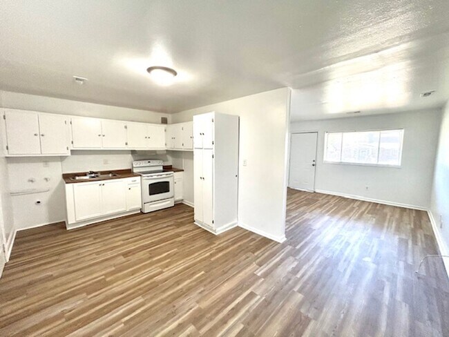 Foto del edificio - 3 BEDROOM/ 1 BATH COTTAGE WITH LARGE BACK ...