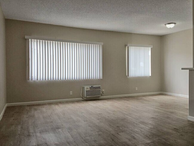 Living rm & Dining rm - 7522 Canby Ave