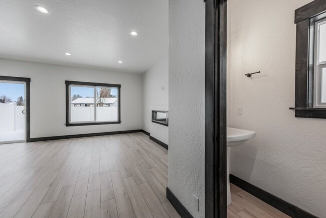 Building Photo - Brand New 3 bed 2.5 townhome