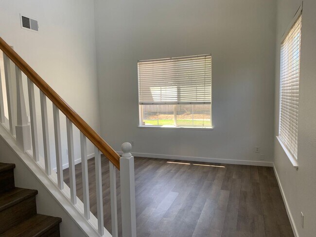 Building Photo - Terrific Brentwood Location!