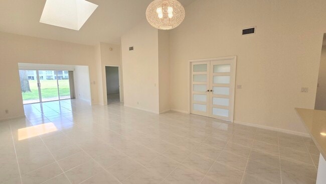 Foto del edificio - 5622 Royal Lake Cir