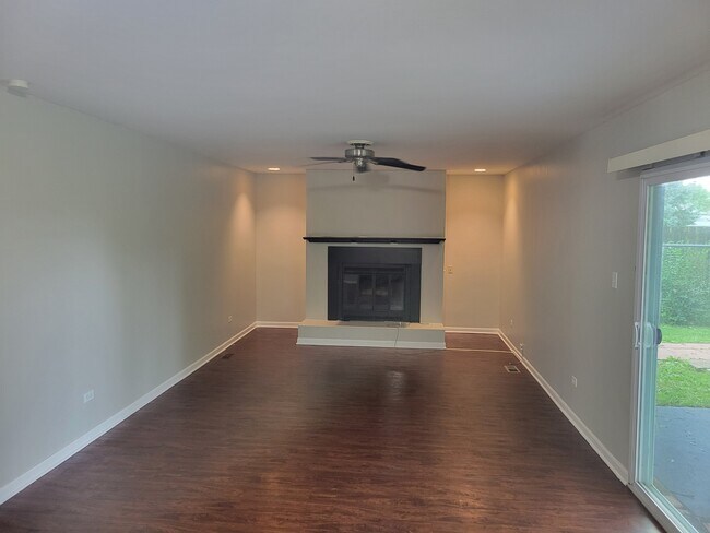 Foto del edificio - 3340 Stonehurst Ct