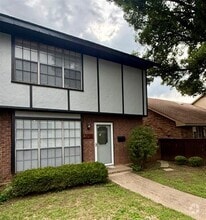 Building Photo - 628 St Charles Dr