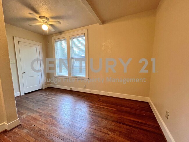 Building Photo - Cute 2nd Floor 1/1 Located Near Bishop Art...