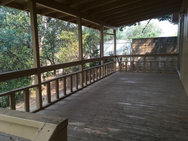 Building Photo - 3 Bedroom in North Redding