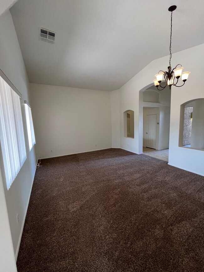 Foto del edificio - 4 Bedroom, 2 Bath with new Interior paint ...