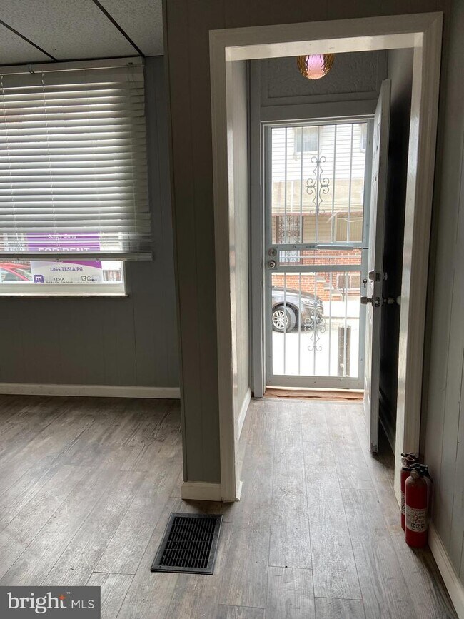 Building Photo - 2523 S Darien St