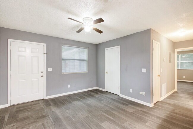 Building Photo - 1160 Comanche St