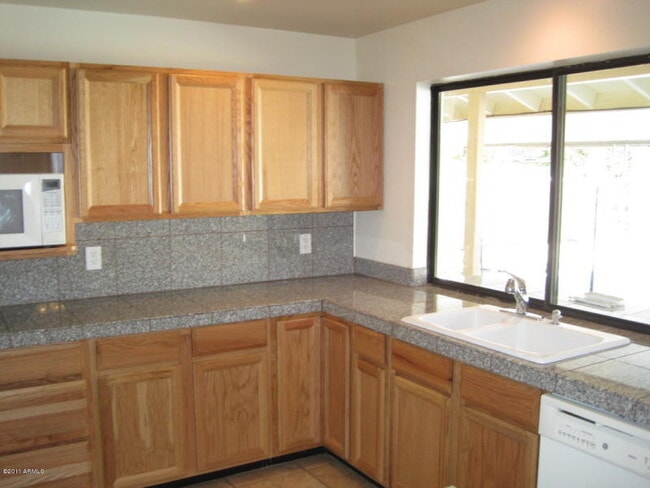 Building Photo - 2163 E Manhatton Dr