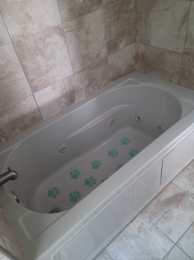 Foto del edificio - "Charming 3-Bed Home with Granite Elegance...
