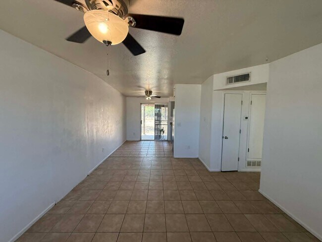 Foto del edificio - 4170 E 32nd St