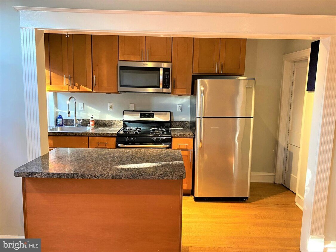 Primary Photo - 34 E Durham St